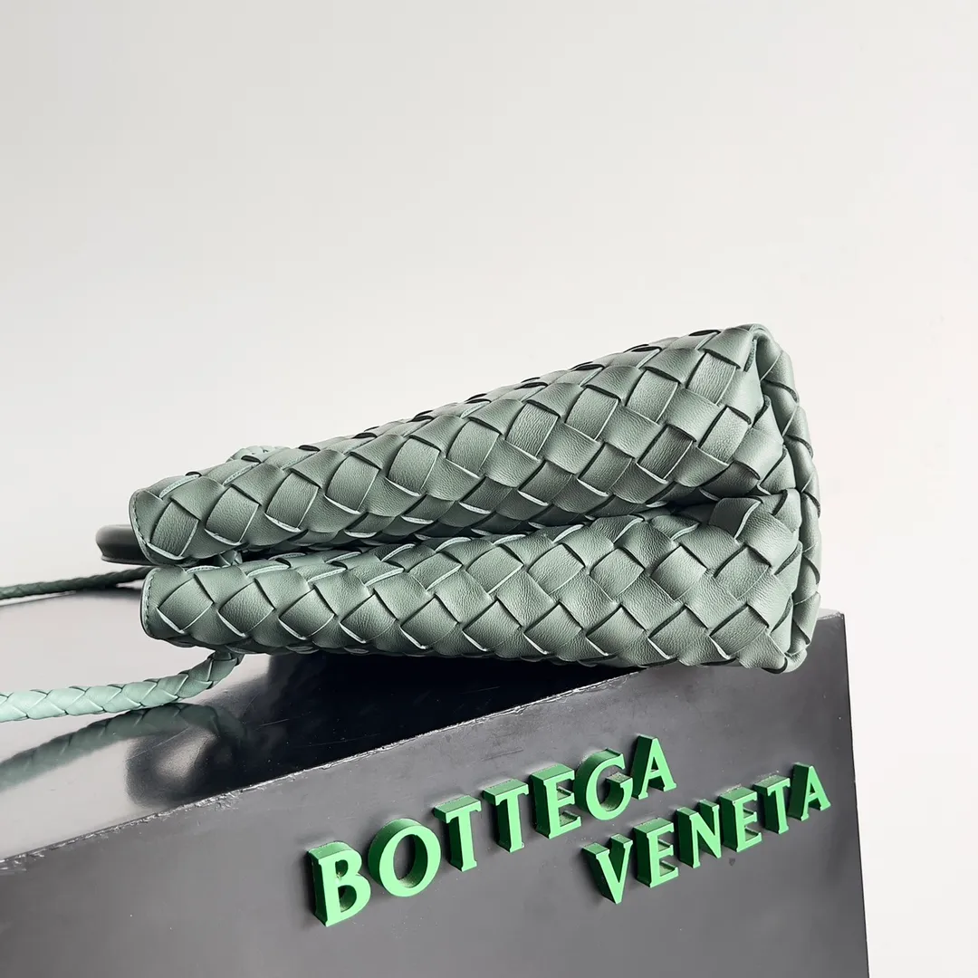 The 2023 new Andiamo batch of 2260 BV has been shipped‼ ️Really popular🔥The new Andiamo woven handbag launched by Bottega Veneta this season is really popular all over the world! ! Celebrities at home and abroad have worn it, and Oscar-winning actress Michelle Yeoh has taken it out on the street. Song Jia, Trai Yara, Yu Feihong, Sanji Ayaka, Rosie Hunting-Whiteley, Yoshioka Riho, etc. have all picked up this bag. It is classic and versatile, showing off its temperament, and the bag capacity is also large, which is very convenient for daily commuting! ! A variety of carrying methods, the shoulder straps can be adjusted by yourself, the original lambskin feels soft and delicate, and the unisex style breaks the gender boundaries and brings a more practical and long-lasting use experience. Andiamo, which has both elegant and casual styles, perfectly interprets the true appearance of "fashionable old money style". Style number: 743572 Size: 32*24*12